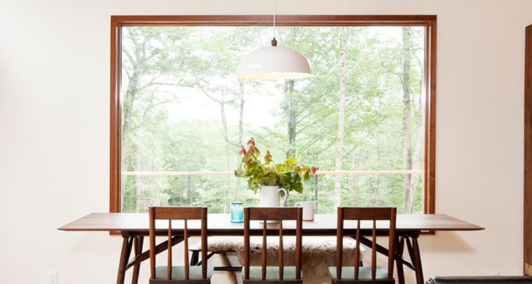 Explore this amazing residential area with Mid-Century references | You can visit us at our website, www.sornixelvuta.pro and check our Pinterest @midcenturyblog to get more #MidCenturyModern inspiration.