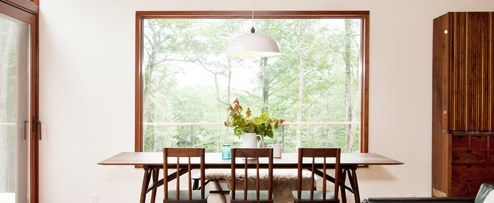 Explore this amazing residential area with Mid-Century references | You can visit us at our website, www.sornixelvuta.pro and check our Pinterest @midcenturyblog to get more #MidCenturyModern inspiration.