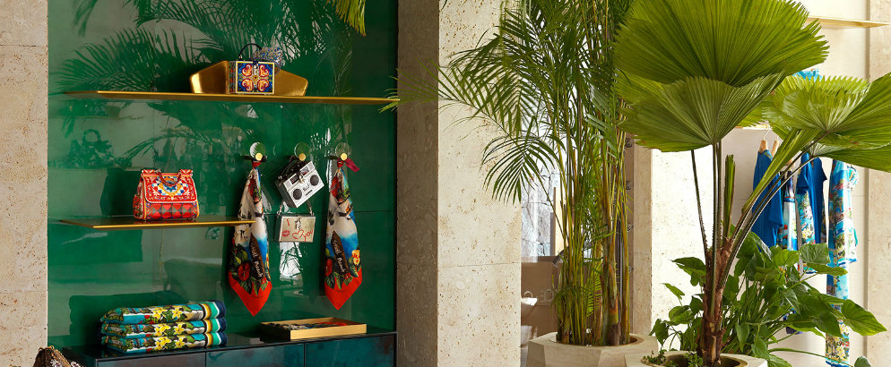 Midcentury modern interiors - Dolce and Gabbana opened a new boutique | You can visit us at our website, www.sornixelvuta.pro and check our Pinterest @midcenturyblog to get more #MidCenturyModern inspiration.