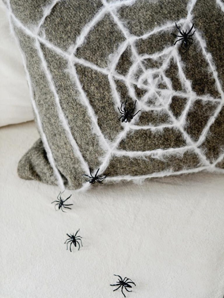 Our Last Minute Checklist for a Chic Halloween Home Decor_4