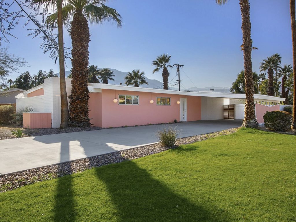 This Mid-Century Home In Palm Springs Listed For $600K Is A Looker!_1