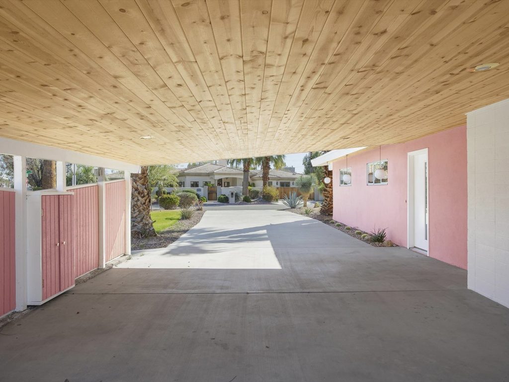 This Mid-Century Home In Palm Springs Listed For $600K Is A Looker!_2