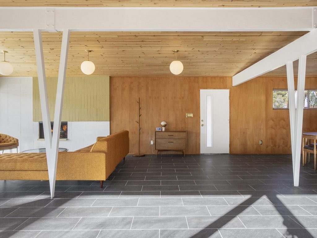 This Mid-Century Home In Palm Springs Listed For $600K Is A Looker!_3