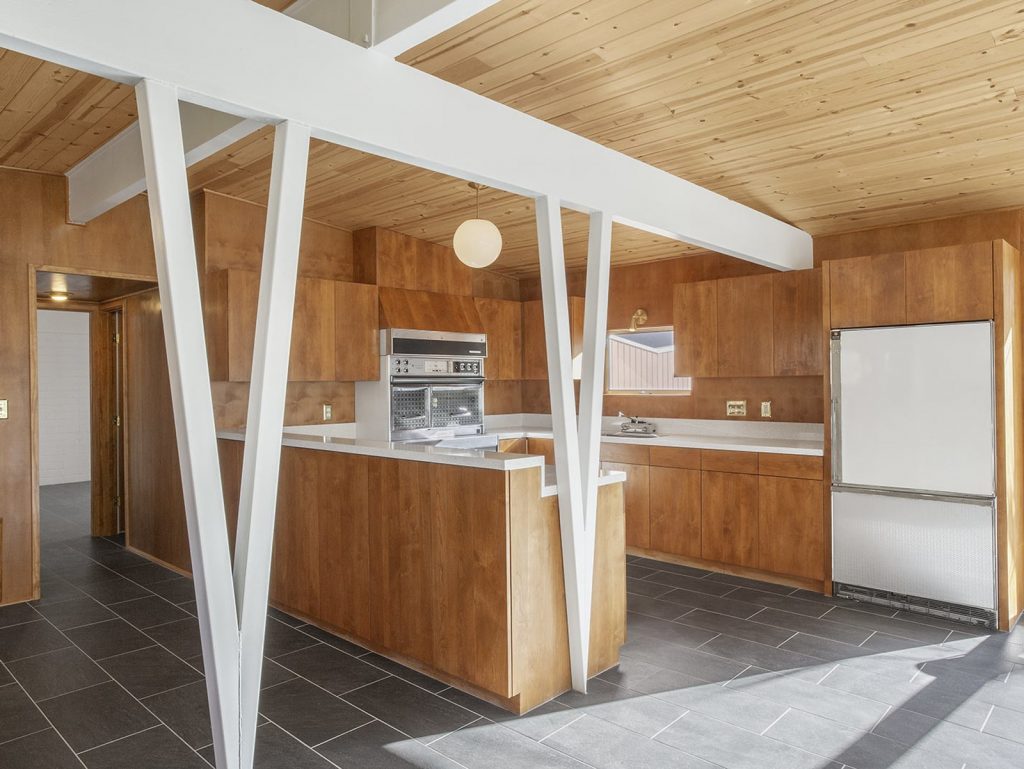 This Mid-Century Home In Palm Springs Listed For $600K Is A Looker!_6