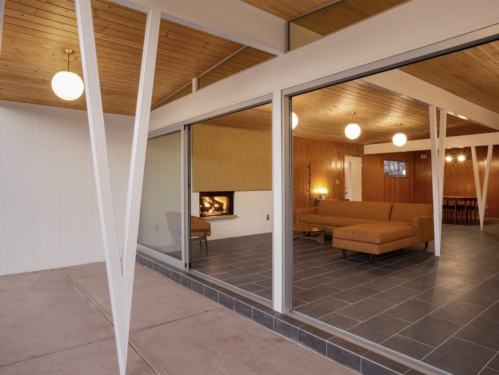 This Mid-Century Home In Palm Springs Listed For $600K Is A Looker!_8