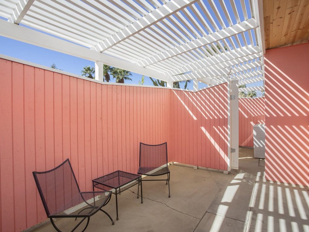 This Mid-Century Home In Palm Springs Listed For $600K Is A Looker!_9