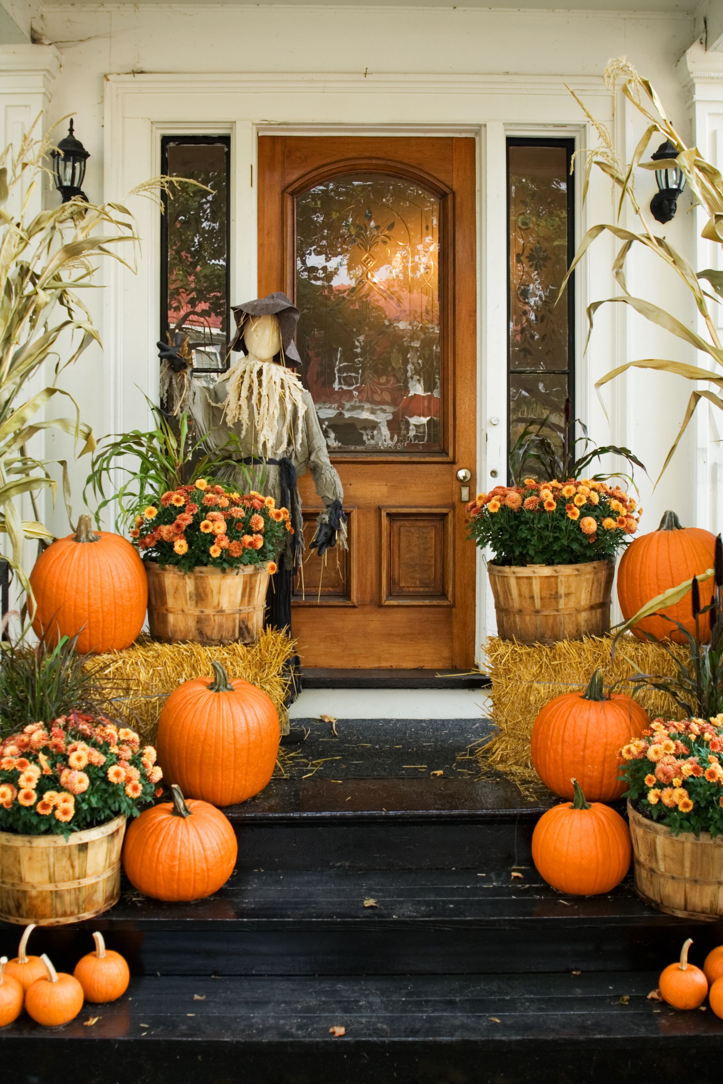 22 Enchanting Fall Porch Decor Ideas To Try This Year_9