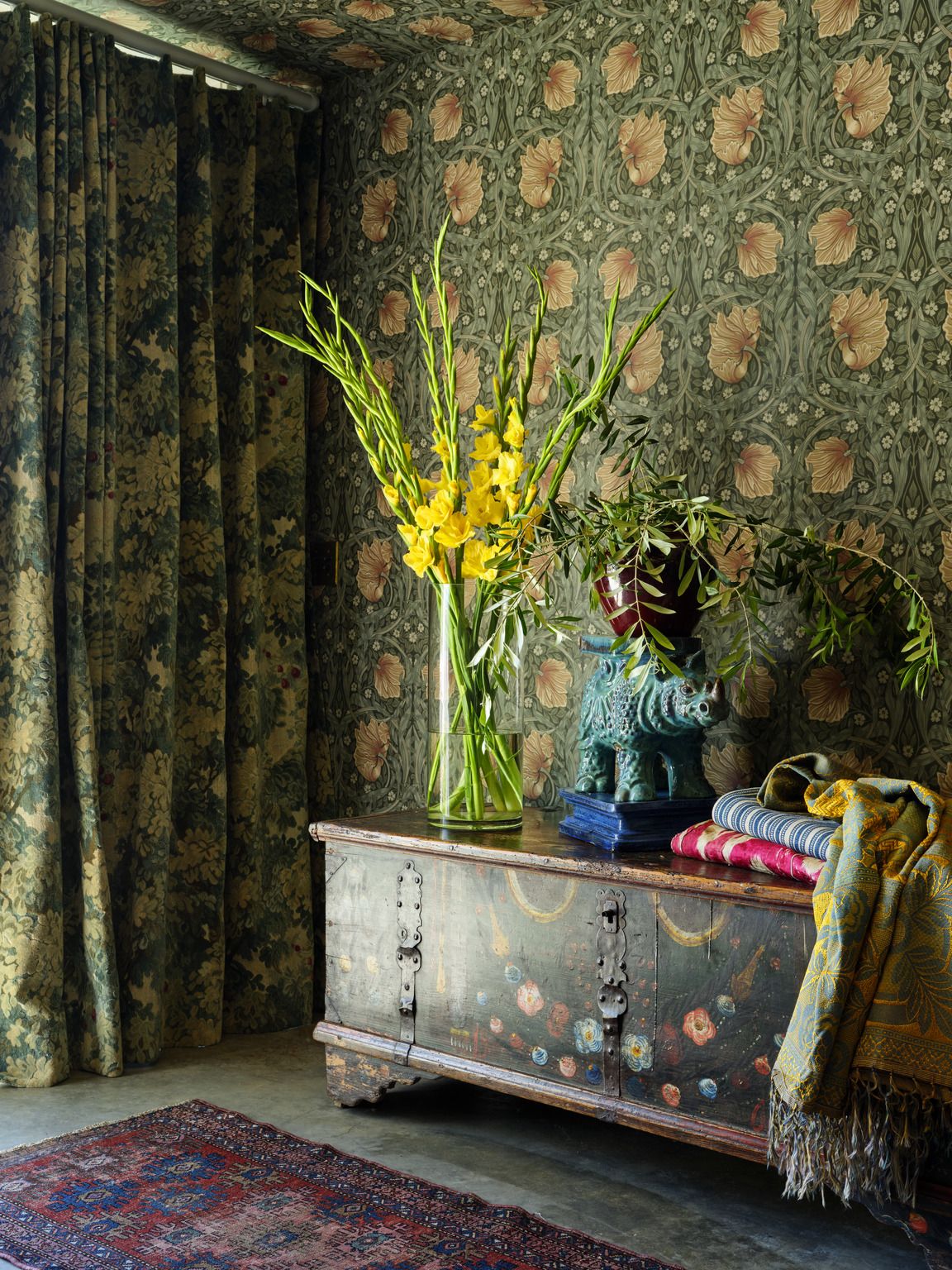 20 Entryway Table Ideas For A Warm Welcome Into Your Home_5