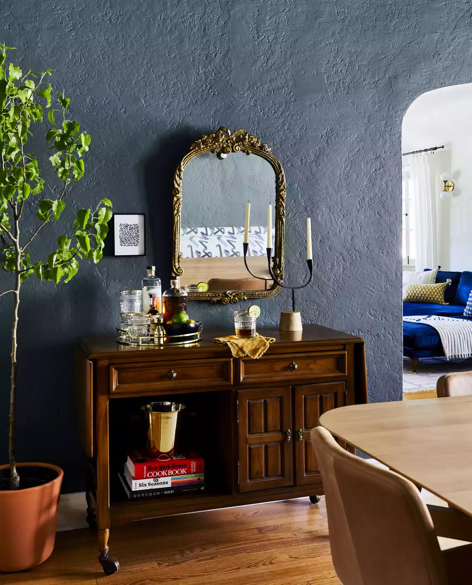 22 Navy Blue Accent Wall Ideas to Elevate Your Space_11